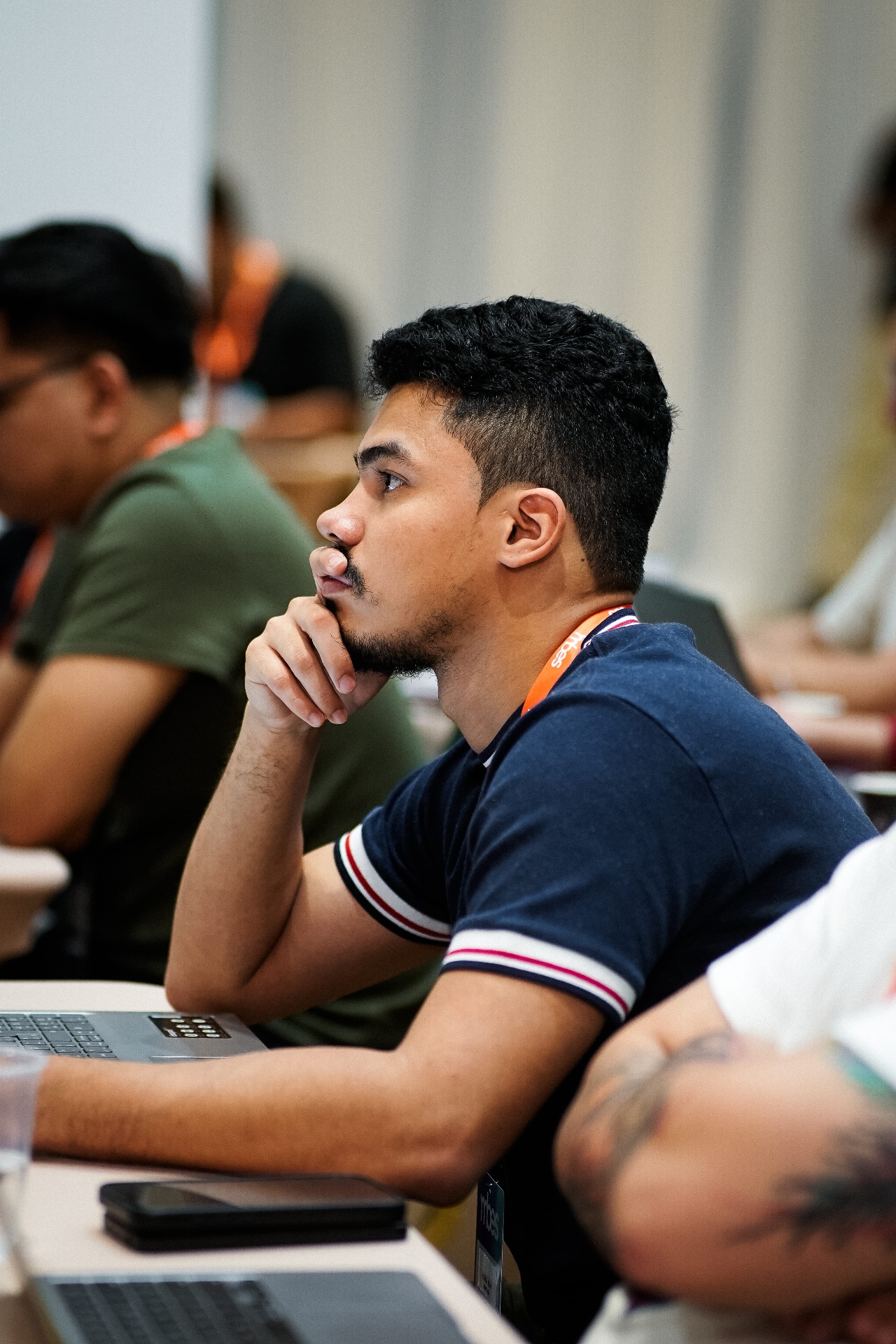 Participante concentrada nas atividades práticas
